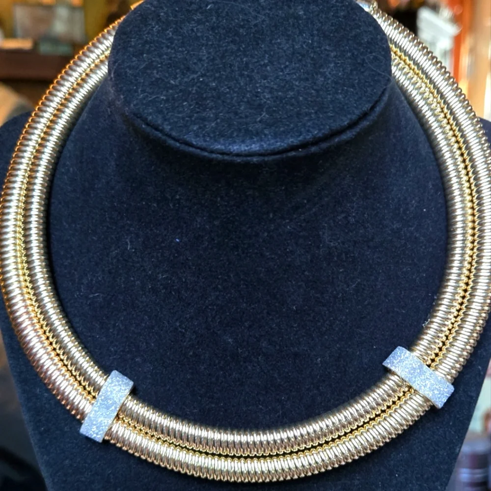 Gold costume large flexible statement necklace 18" adjustable - Picture 1 of 7